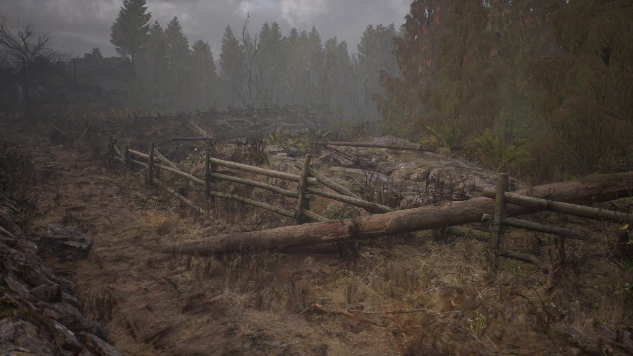 una vieja valla de madera con un campo de campo detrás de ella