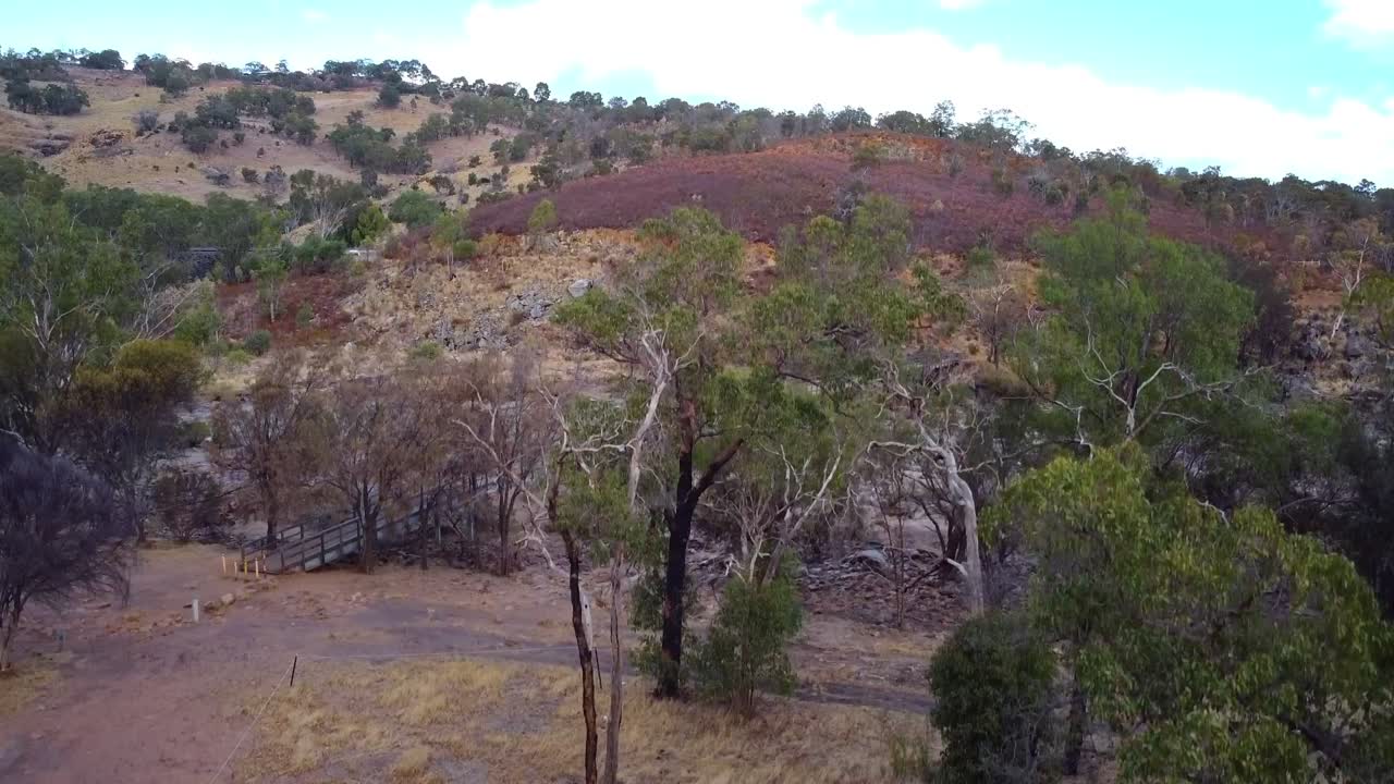 건조 한 강 바닥 을 가진 벨스 급류 다리 의 공중 에서 볼 수 있는 상승