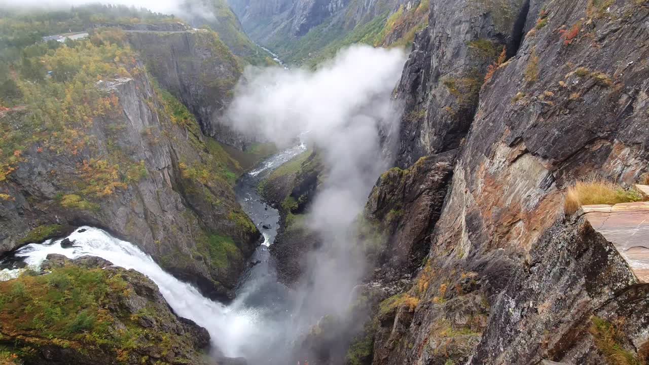 galce en las profundidades de la cascada más grande de noruega