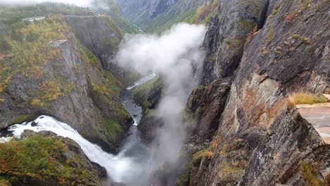 Galce-In-Die-Tiefe-Des-Größten-Wasserfalls-Norwegens