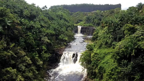 Antena-Ascendente-Hacia-Adelante-De-Las-Cataratas-Peepee-Y-El-Bosque-Circundante-En-Hawaii