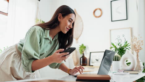 mujer que trabaja desde casa