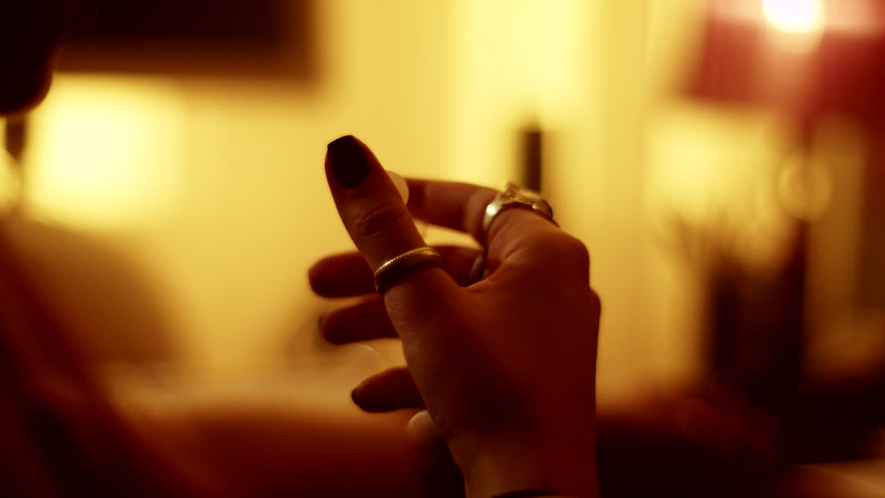 Mano che tiene una siringa in una stanza poco illuminata
