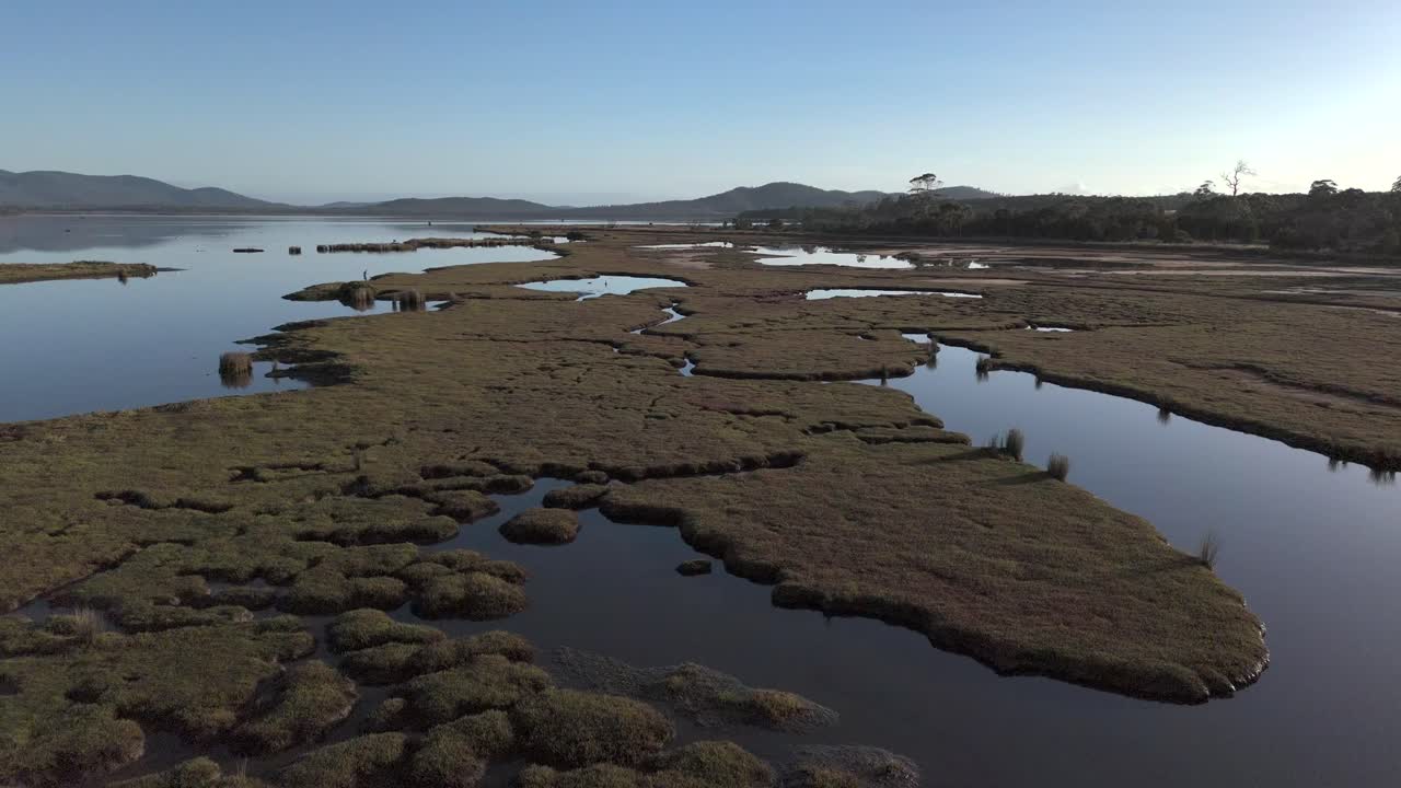 오스트레일리아 태즈매니아 콜스 베이 (coles bay, tasmania) 의 이 는 호수 표면의 진 평면, 공중 촬영