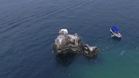 在海邊潛水的人們的空中拍攝