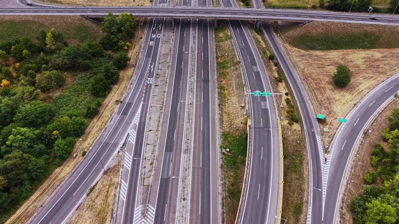 Strade e autostrade si collegano attraverso campi verdi in un'area urbana
