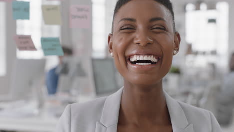 Porträt-Einer-Afroamerikanischen-Geschäftsfrau,-Die-Lacht-Und-Ein-Erfolgreiches-Startup-Unternehmen-Genießt,-Stolze-Managerin-Im-Büroarbeitsplatz