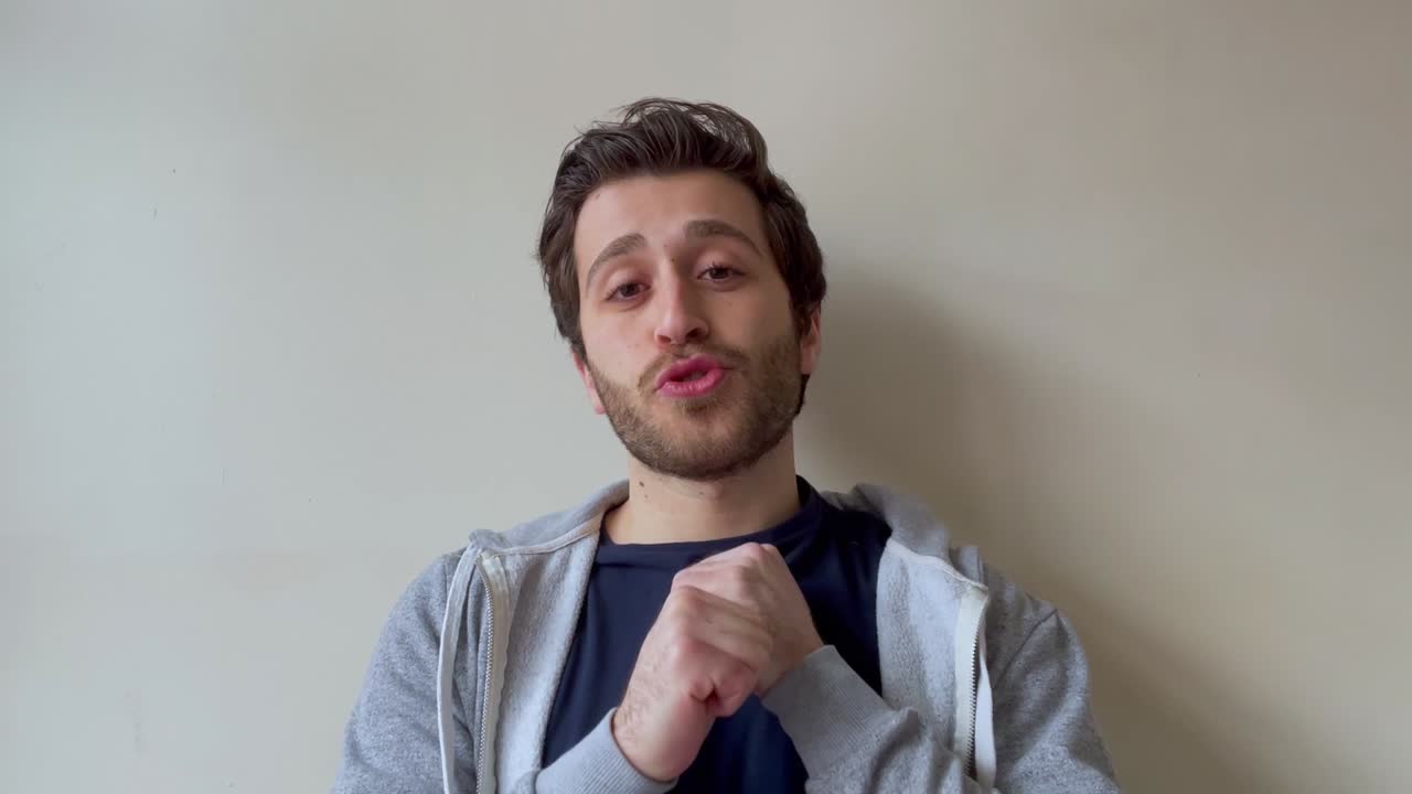 카메라에 직접 이야기하고 제시하는 젊은 남성 대학생