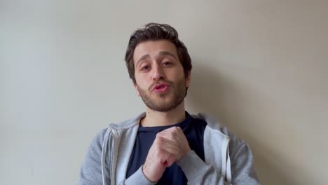 joven estudiante universitario masculino que presenta y habla directamente a la cámara