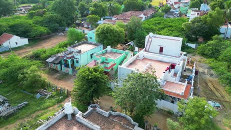 Exuberante-Aldea-Rural-Cerca-De-Karaikudi-Con-Casas-Tradicionales-Y-Vegetación,-Vista-Aérea