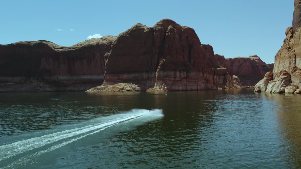 제트 스키 웨이버러너 라이더, 공중 풍경과 함께 숨쉬는 파월 호수 협곡