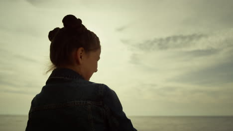 Verspieltes-Kind-Spielt-Strand-Am-Meer-Bei-Sonnenuntergang.-Kleines-Mädchen-Verbringt-Zeit-Im-Freien.