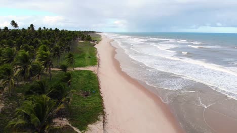 vuelo de drones sobre la playa. playa imbassaí. bahía, brasil