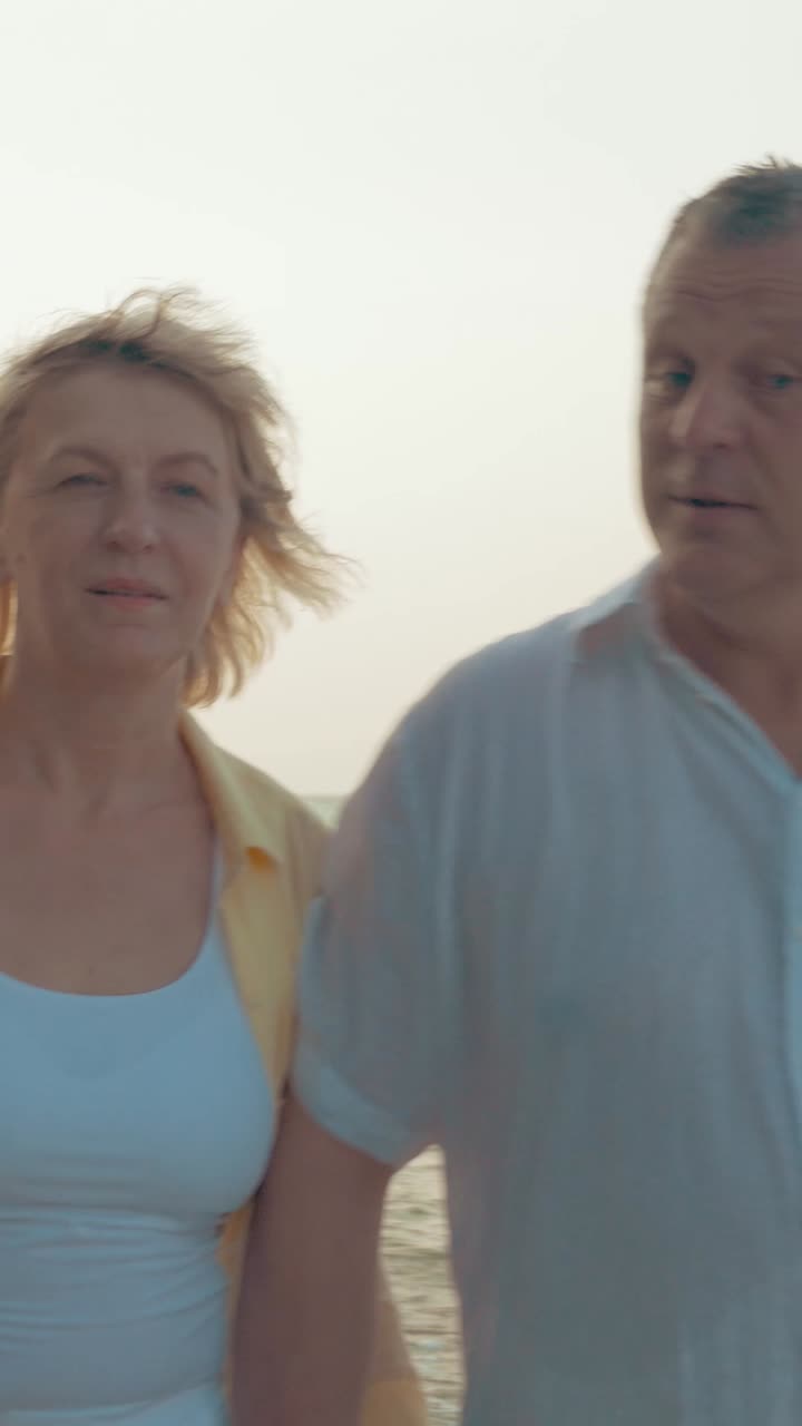 Pareja tomando una selfie en la playa