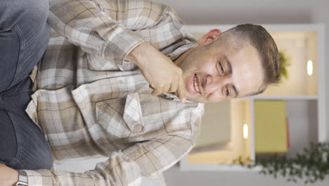 vídeo vertical de un hombre feliz y pacífico.