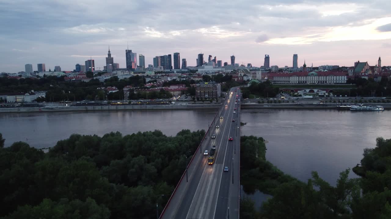 Rekaman drone sinematik pemandangan langit Warsawa dengan Sungai Vistula dan jembatan yang dipenuhi lalu lintas dengan efek paralaks drone.