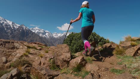 Chica-Turista-Camina-A-La-Cresta-De-La-Montaña-En-El-Alto-Atlas-Para-Ver-El-Macizo-Toubkal,-Cámara-Lenta