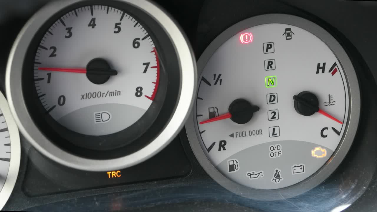 자동차 타코미터 회전 카운터는 엔진 회전률을 상승시키고 이슬링을 나타니다.