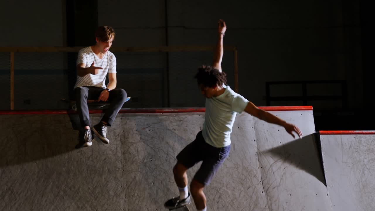 Uomo che si allena con lo skateboard 4k