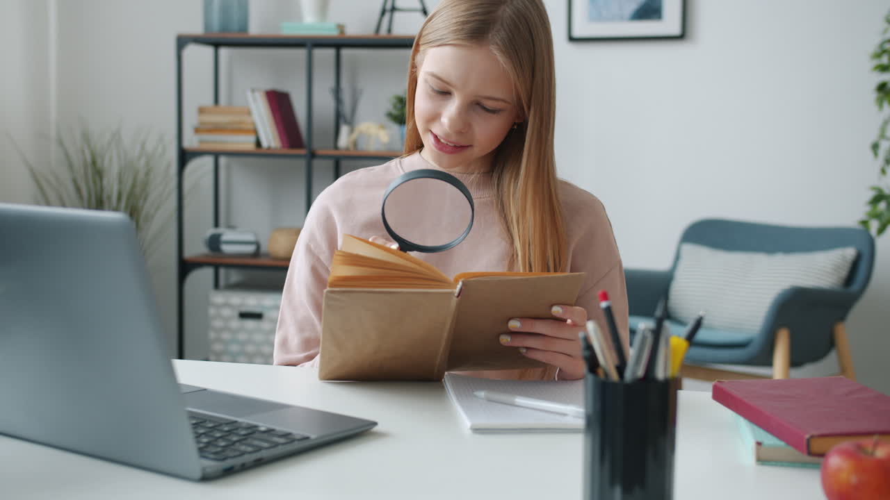 una adolescente que estudia en casa