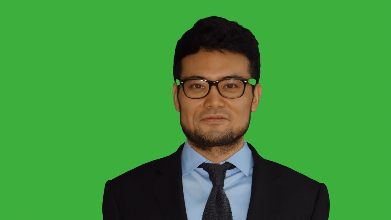 joven asiático aislado en el fondo de la pantalla verde. retrato de un hombre de negocios que representa ideas de estrategia de negocios. fotografía de estilo de vida profesional.
