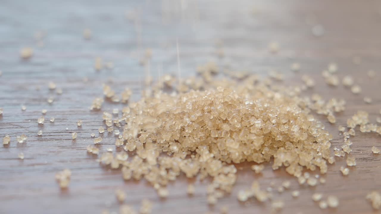 갈색 설탕 결정의 클로즈업