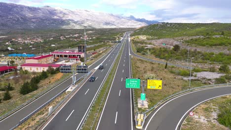 Vehículos-Circulando-En-La-Autopista-Cerca-Del-Peaje-Maslenica-En-Jasenice,-Condado-De-Zadar,-Croacia