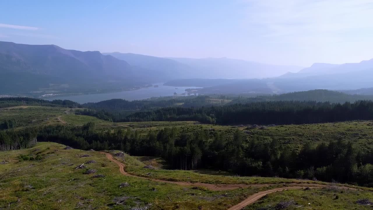 panorámica aérea de la garganta del río columbia con el monte hood asomando en la distancia