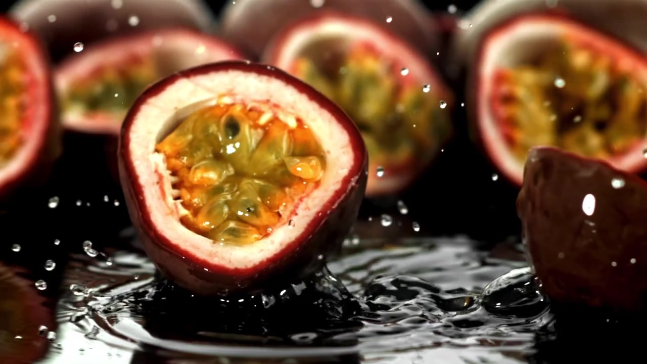 Passionsfrugt falder og plasker i vand i super slowmotion