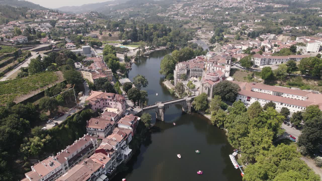 타메가 강을 따라 사오 곤칼로 수도원 주변의 장엄한 풍경을 포착한 조감도