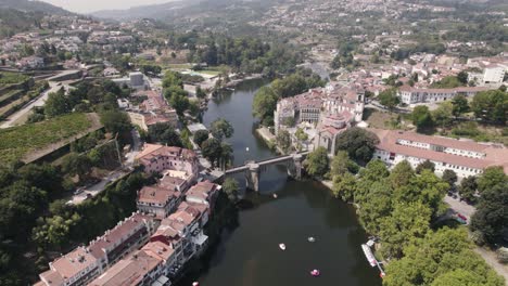 Vista-De-Pájaro-Capturando-Un-Paisaje-Espectacular-Alrededor-Del-Monasterio-De-Sao-Goncalo-A-Lo-Largo-Del-Río-Tamega