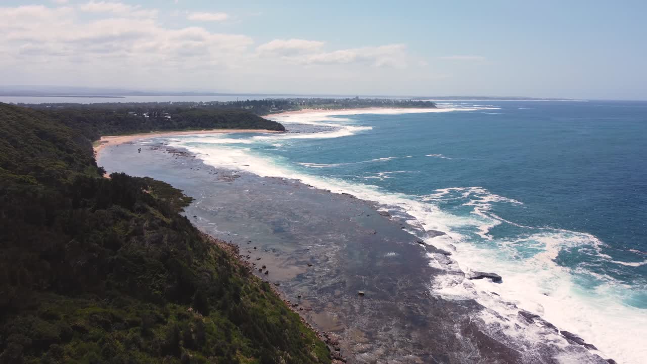 Ripresa con drone dall'alto sull'Oceano Pacifico a Crackneck Wyrrabalong Coastal Walk, Bateau Bay, NSW, Central Coast, Australia 3840x2160 4K