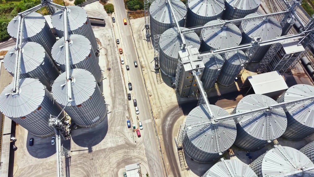Ansicht von Getreidesilos und Transportbereich auf einem Gelände im ländlichen Raum bei Tageslicht