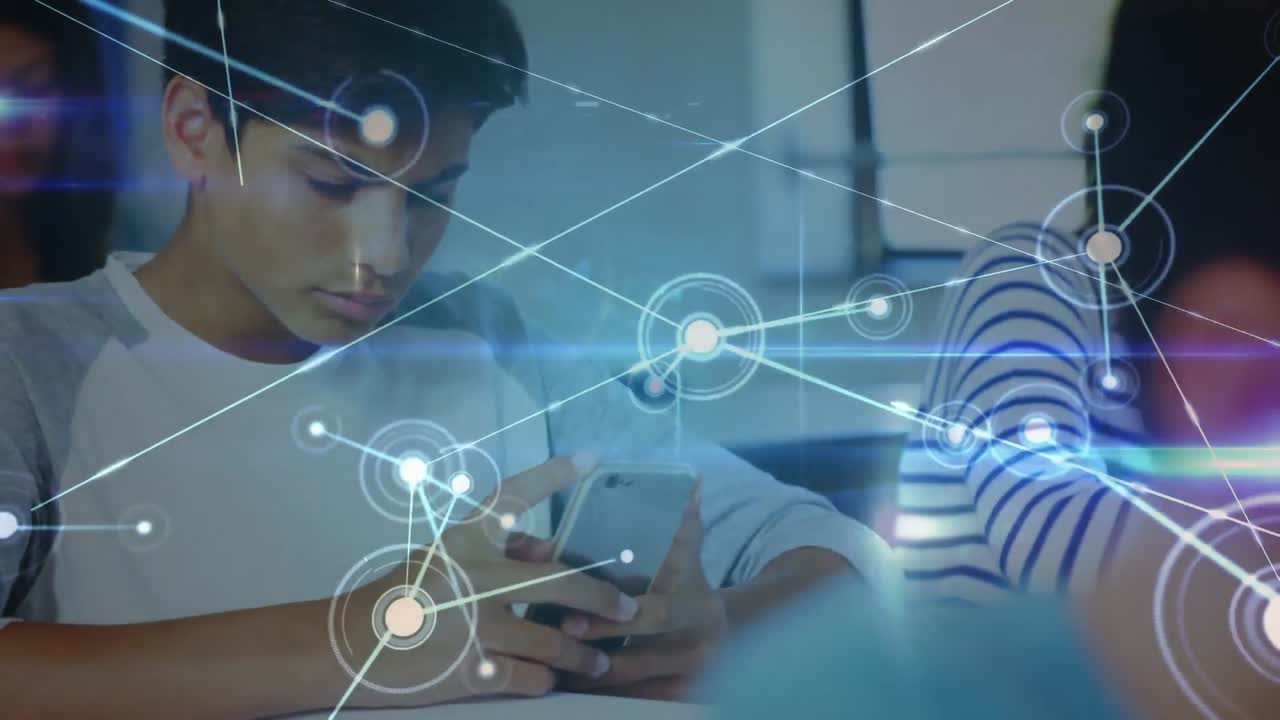 animación de una red de conexiones que se mueve sobre un escolar que usa un teléfono inteligente en el aula