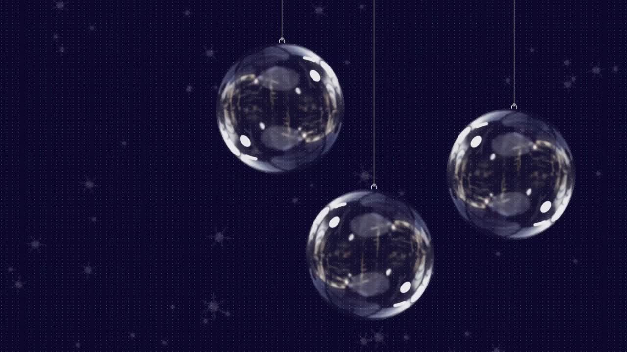Animazione di neve che cade su palline di Natale di vetro su sfondo nero