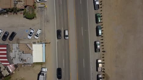 coches estacionados, camiones conduciendo por la autopista 1 de la costa del pacífico.