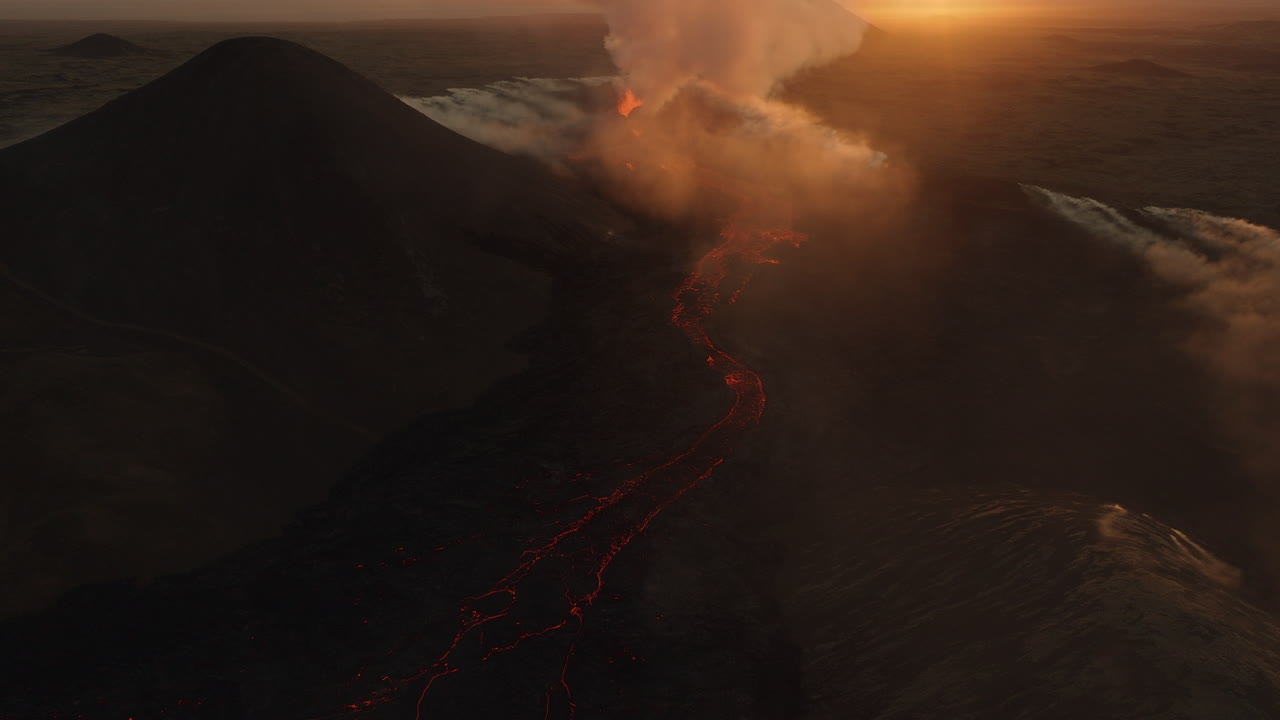 erupción volcánica al atardecer