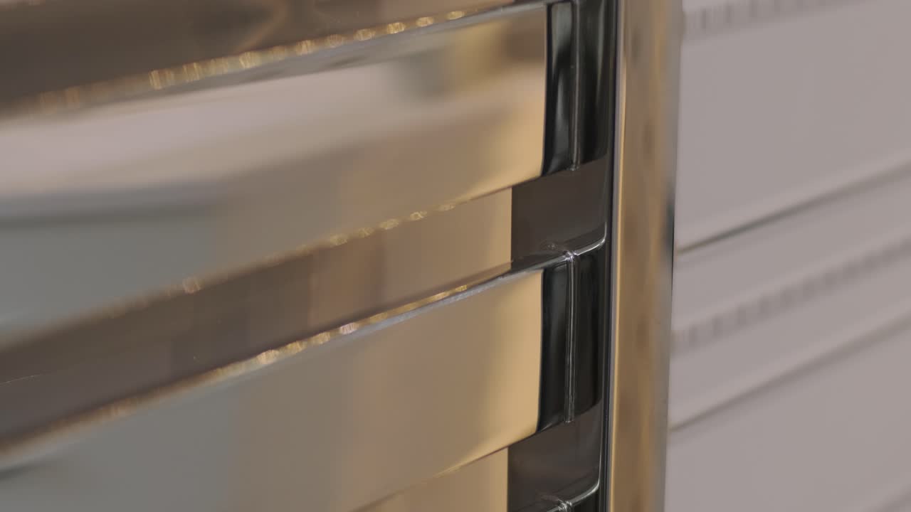 близкое отопление полотенца рельса, сушилка в ванной, металлические трубы, металловые батареи