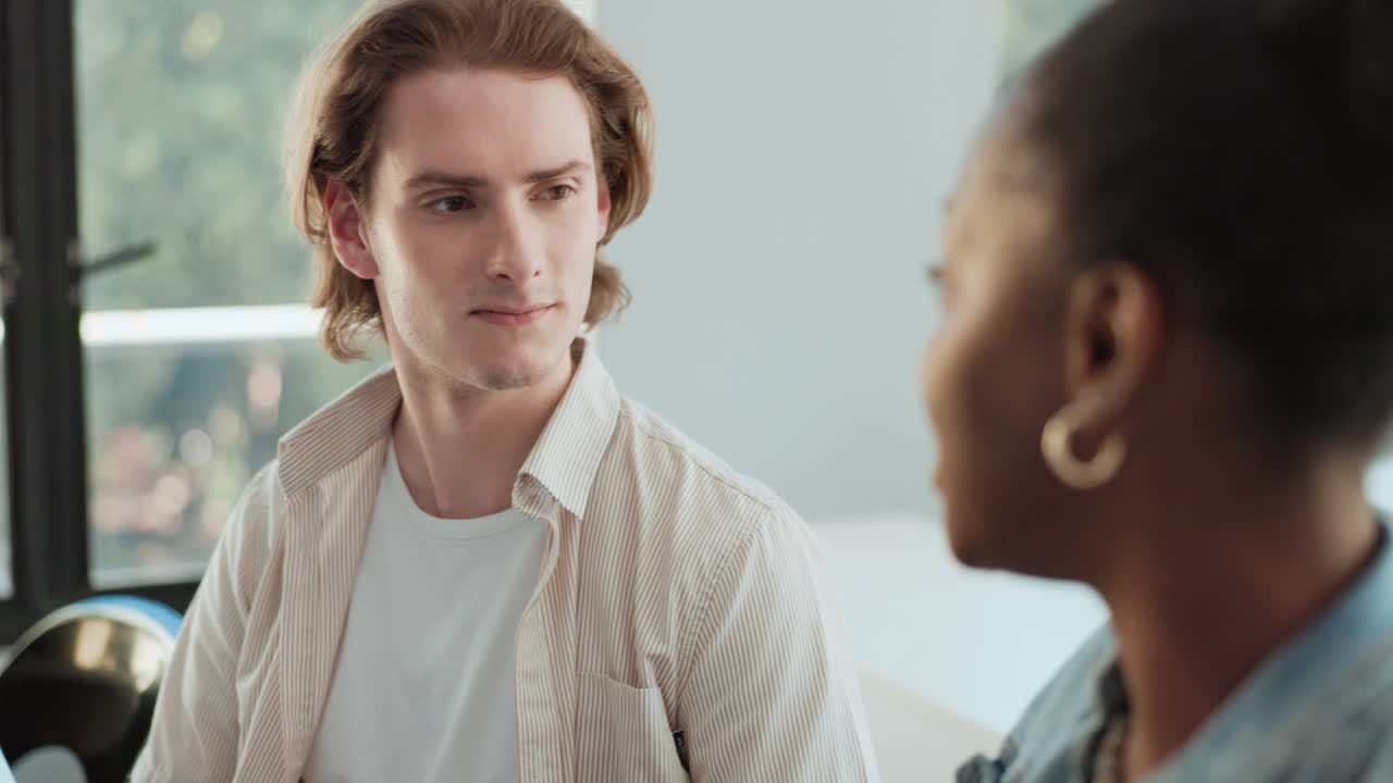 personas en conversación