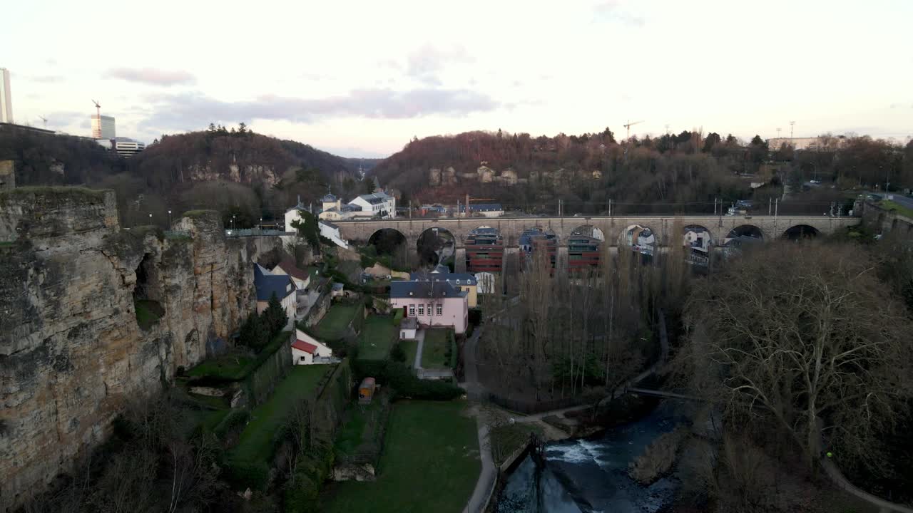 drone aéreo disparado cerca del viejo puente en el centro de la ciudad de grund luxemburgo