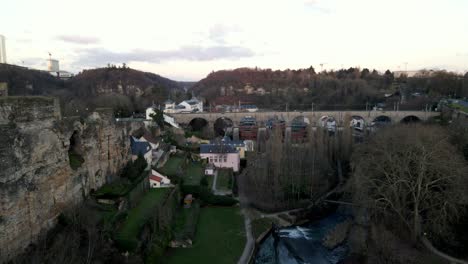 Drone-Aéreo-Disparado-Cerca-Del-Viejo-Puente-En-El-Centro-De-La-Ciudad-De-Grund-Luxemburgo