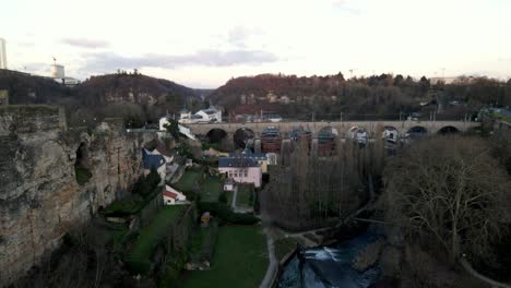 drone aéreo disparado cerca del viejo puente en el centro de la ciudad de grund luxemburgo