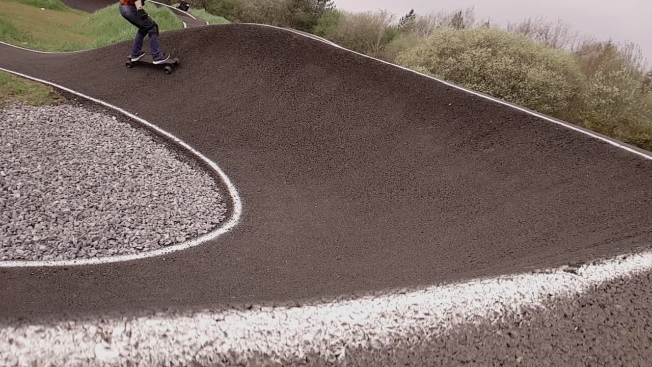 metraje de eboarding alrededor de una pista de bmx