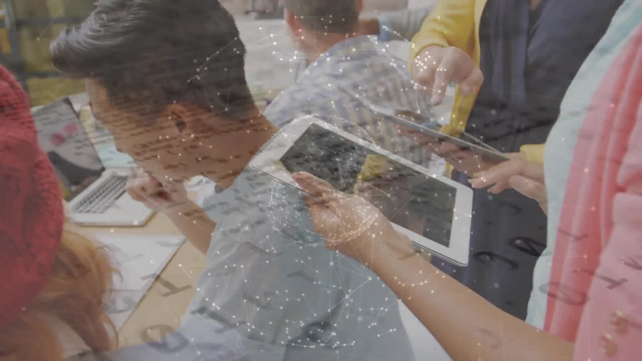 사무실에서 다양한 비즈니스 사람들에 대한 데이터 처리의 애니메이션