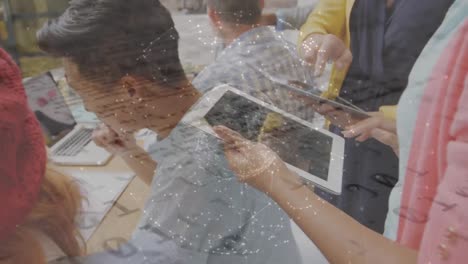 animación del procesamiento de datos sobre diversas personas de negocios en la oficina