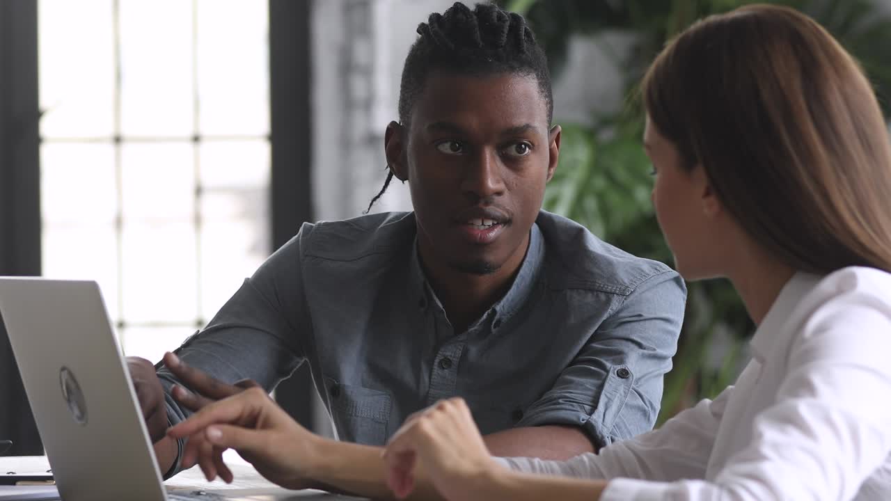 African it administrator explain corporate software usage consult caucasian worker