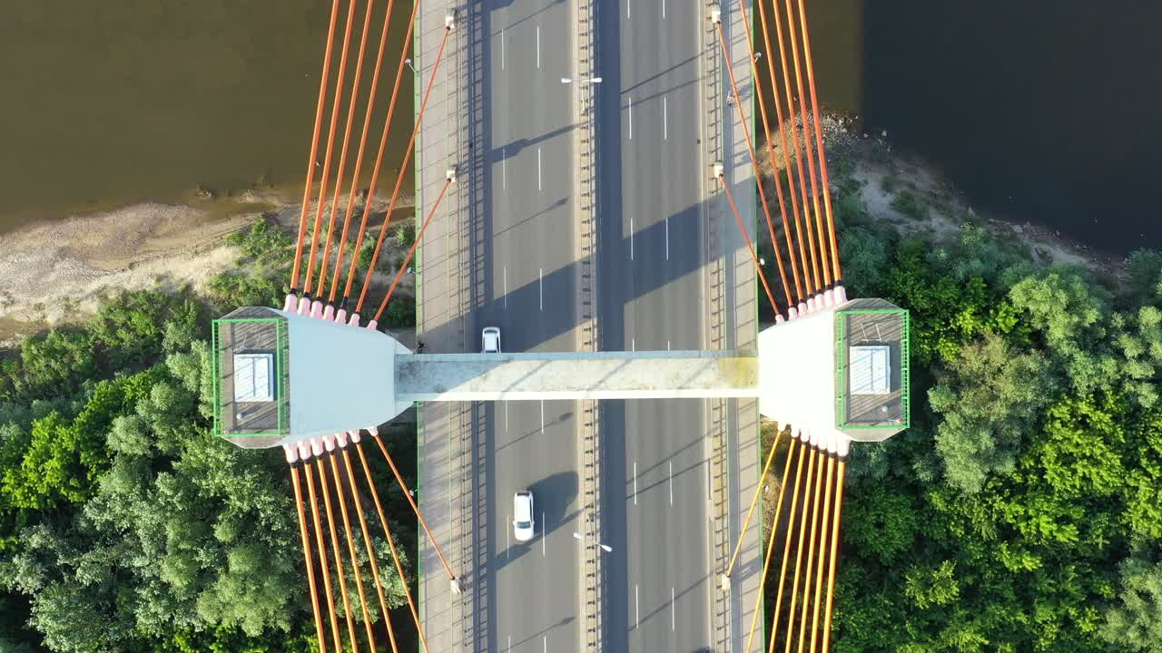 개발된 도시 조감도에서 바다 위의 현대적인 케이블 스테이 브리지에서 이동하는 자동차