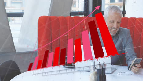 animación del procesamiento de datos financieros sobre un empresario caucásico que usa un teléfono inteligente