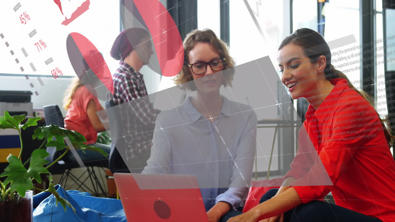 animación del procesamiento de datos estadísticos sobre dos mujeres diversas discutiendo sobre una computadora portátil en la oficina