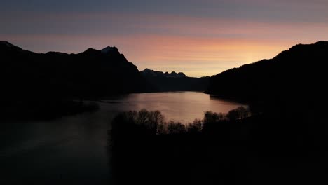 Pastel-dawn-at-Walensee,-silhouetted-Churfirsten